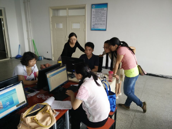 高工程师为教师们演示操作细节.jpg